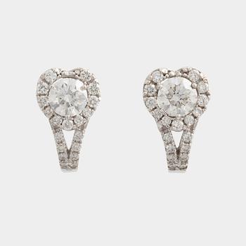 Earrings with brilliant-cut diamonds accompanied by an HRD report.