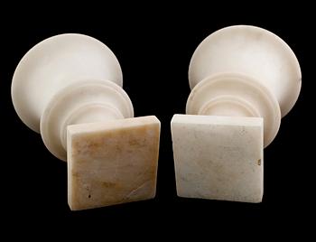 LOCKURNOR, ett par, alabaster, 1800-talets mitt.