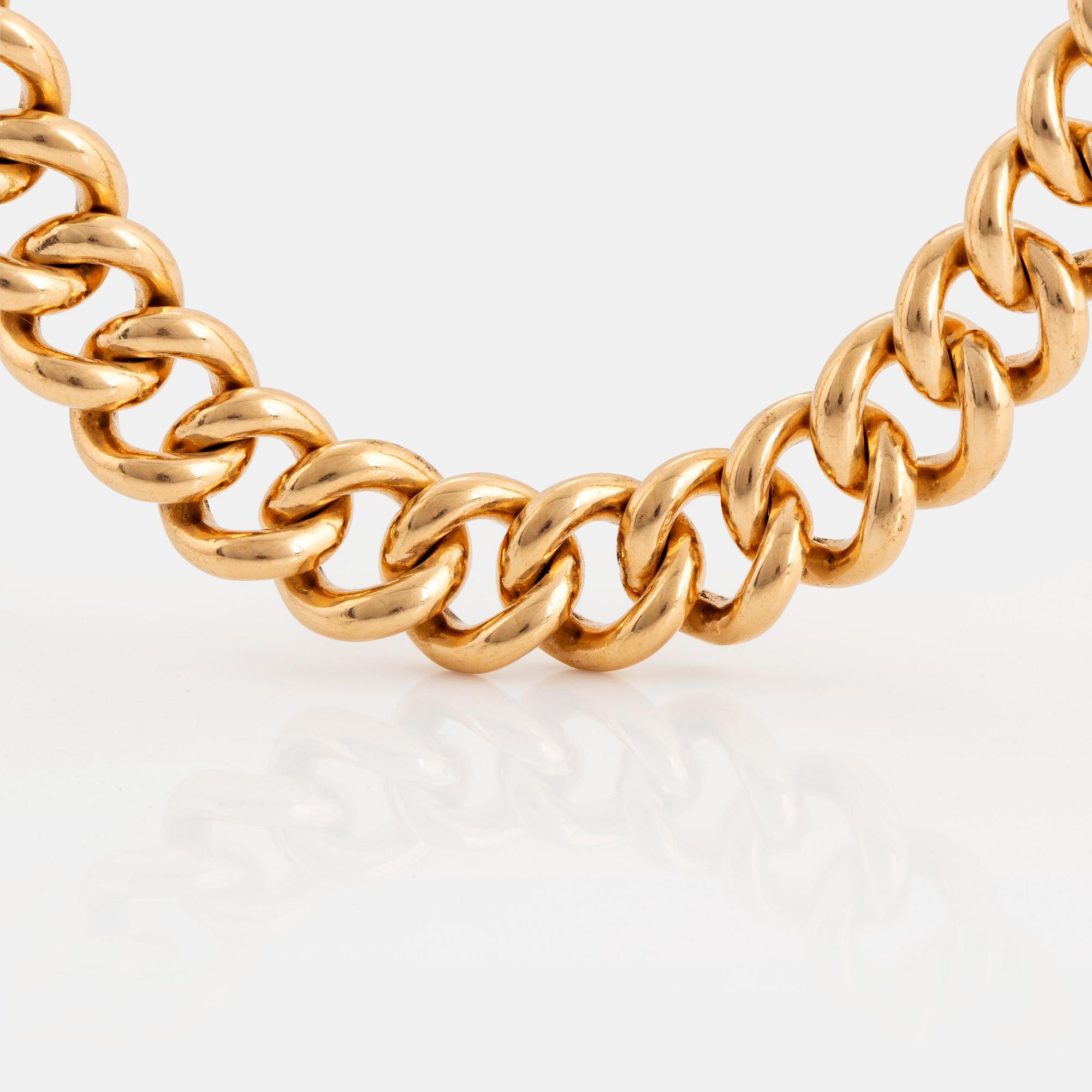 An 18K gold curb link bracelet.