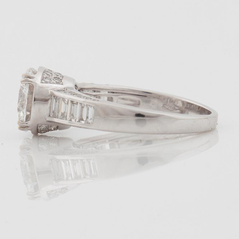 RING with brilliant cut diamond 2.00cts. Quality D/VS2 according to HRD certificate.