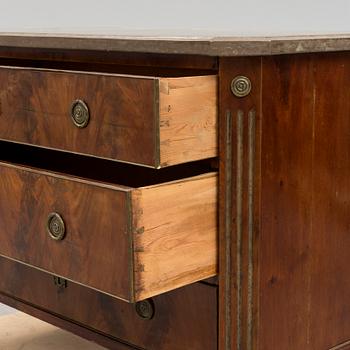 An early 20th century chest of drawers.