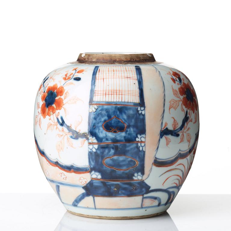 An imari jar, Qing dynasty, Kangxi (1662-1722).