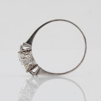 RING med diamant i äldre slipning, ca 1.73 ct, samt åttkantslipade diamanter. Vikt enligt gravyr.