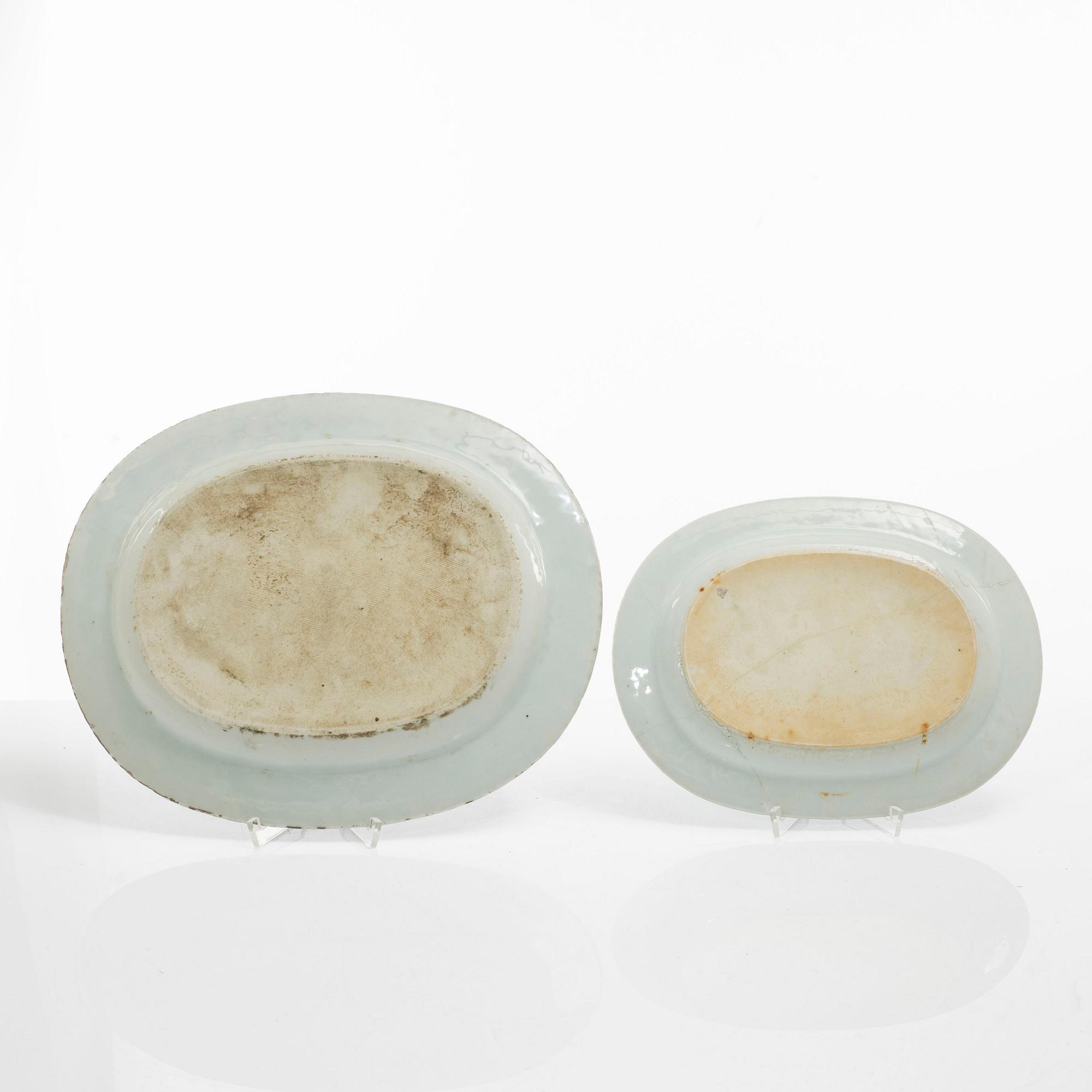 Två serveringsfat, kompaniporslin, Kina, Qingdynastin, Jiaqing (1796-1820).