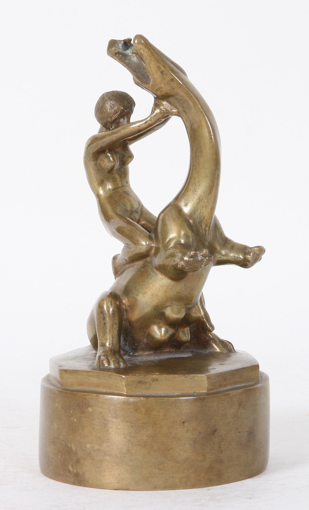 SKULPTUR, gulmetall, monogramsign samt bär gjutarstämpel "J.N ROSENGREN KONSTGJUTERI LIMHAMN".