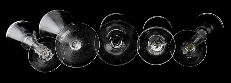 VINGLAS, 5 st snarlika, 1700-/1800-tal.