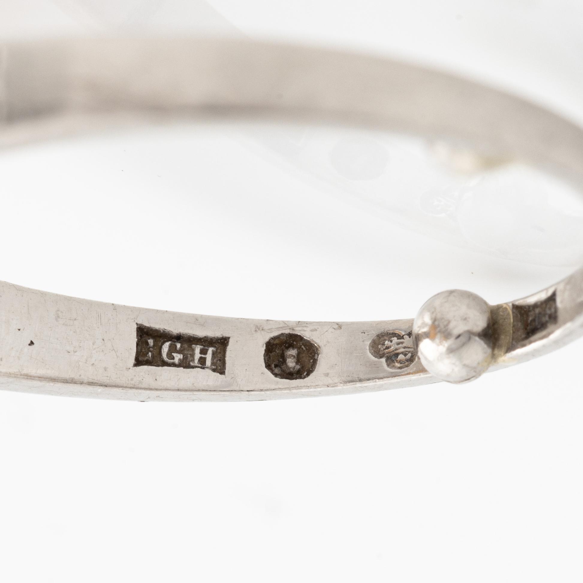 Ring 18K vitguld med en opal och runda briljantslipade diamanter.