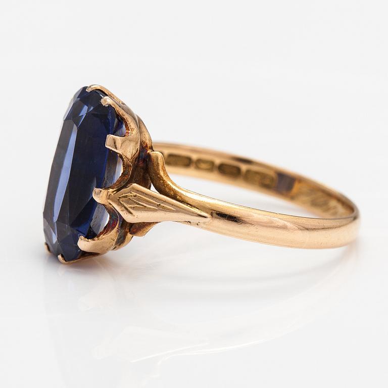 An 18K gold ring with a synthetic sapphire. Hakaniemen Kello-ja Kultas.liike, Helsinki 1947.