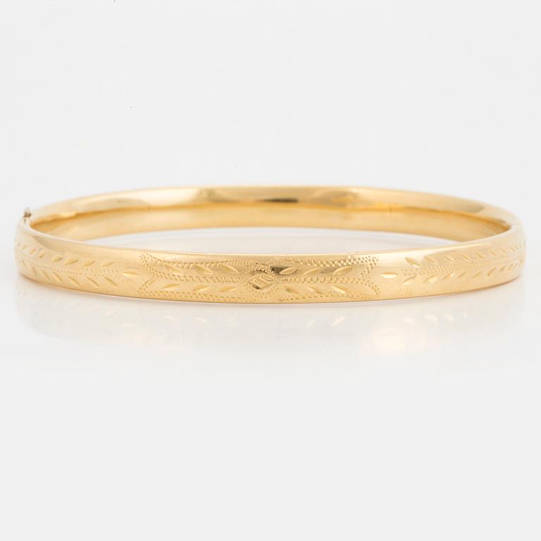 An 18K gold bracelet.