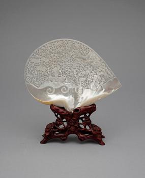 SNÄCKA/SKULPTUR, pärlemor, Kina, 1900-tal.