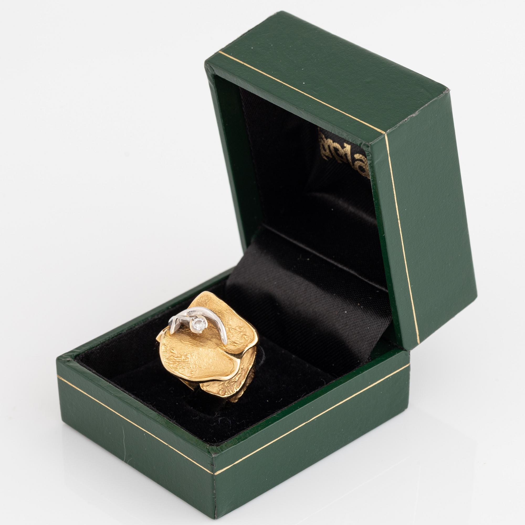 Ole Lynggaard, 18K gold and brilliant cut diamond ring.