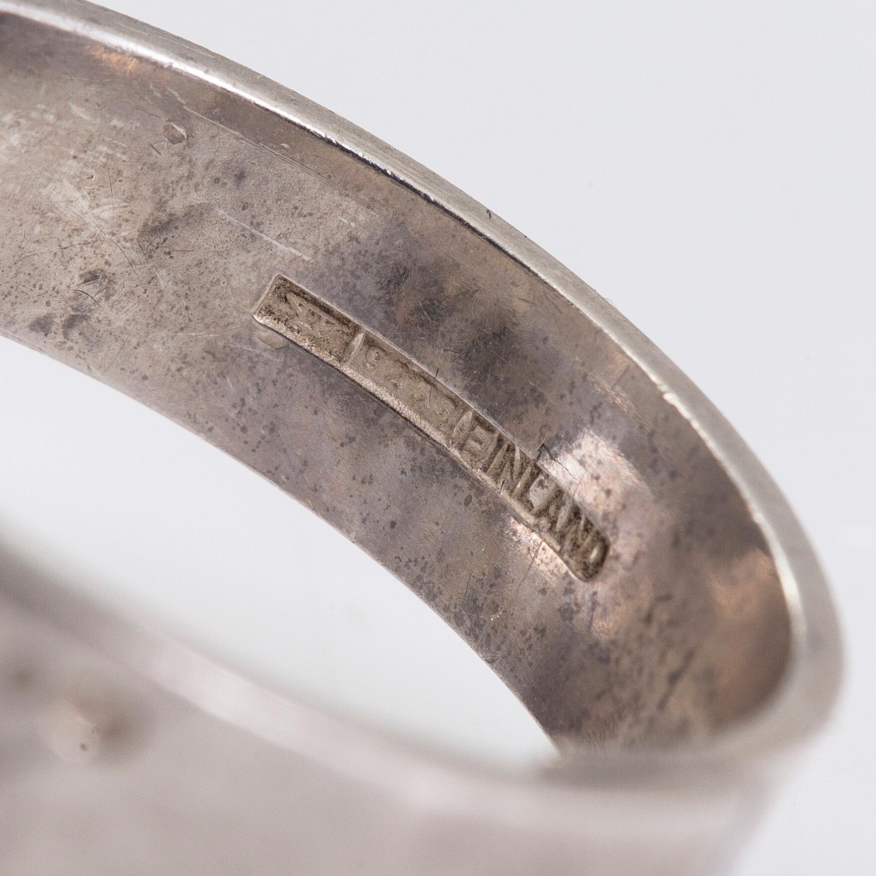 Elis Kauppi, armring och ring, sterlingsilver och kalcedon, Kupittaan Kulta, Åbo.