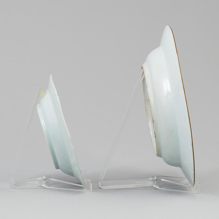 A set of a blue and white dish and three small dishes, Qing dynasty, Qianlong (1736-95).