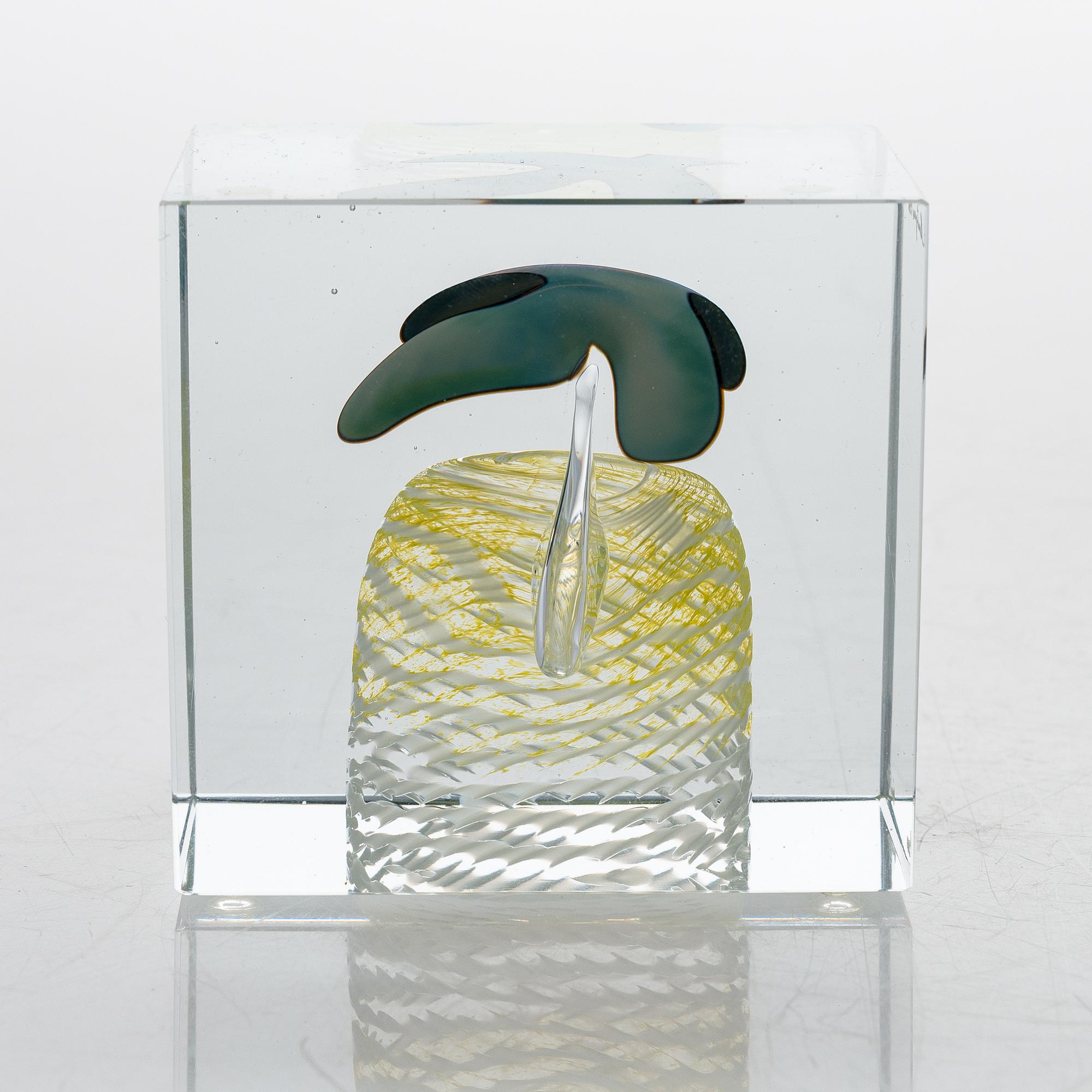 OIVA TOIKKA, An annual glass cube. Signed Oiva Toikka Nuutajärvi 1986, 866/2000.