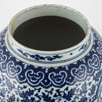 Golvvas, porslin, Kina, sen Qingdynasti, omkring 1900.