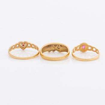 3 rings, 18K gold, 2 rubies and 3 single-cut diamonds, total weight 6,2 g.