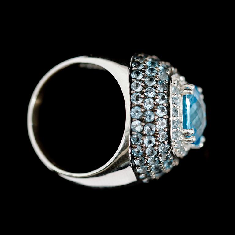 RING, 14 k vitguld, blå topaser ca 8.0 ct. Total vikt ca 13 g.