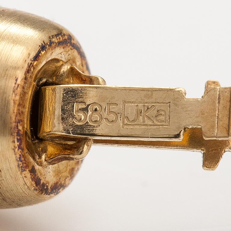 A pearl collier with ajoya pearls and a 14K gold clasp. Torbjörn Tillander, Helsinki 2015.