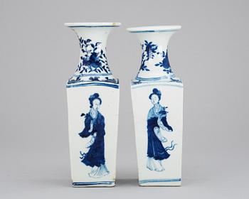 674. A set of two blue and white vase, Qing dynasty.