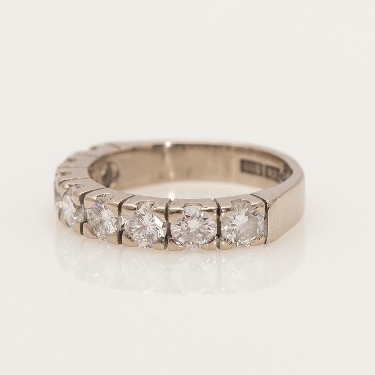 Alliance ring, 18K white gold with brilliant-cut diamonds.