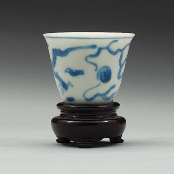 A blue and white cup, Transition, 17th Century.