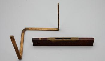VATTENPASS, trä samt mässing, märkt London, samt  TUMSTOCK, märkt Stanley Rule & Level Co, tidigt 1900-tal.