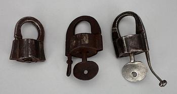 POLHEMSLÅS, 3 st, järn, 1700/1800-tal.