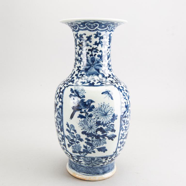 A blue and white vase, late Qing dynasty, circa 1900.