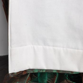 Gardiner, ett par, grönt mönstrat siden.