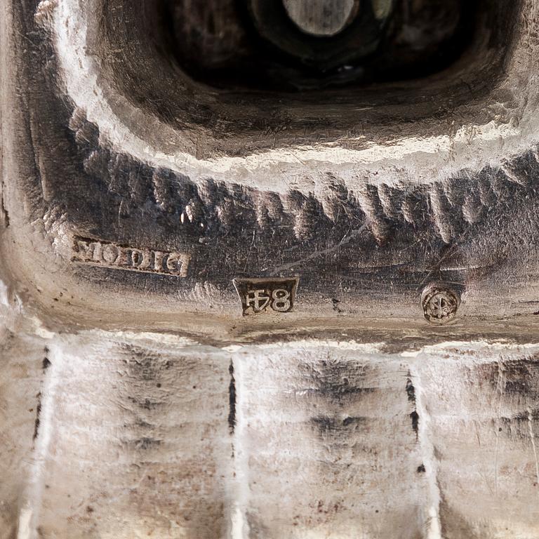 Elias Modig, konfektkorg, silver, delvis förgylld, S:t Petersburg 1827. Saltkar med förgylld saltsked, Moskva 1893.