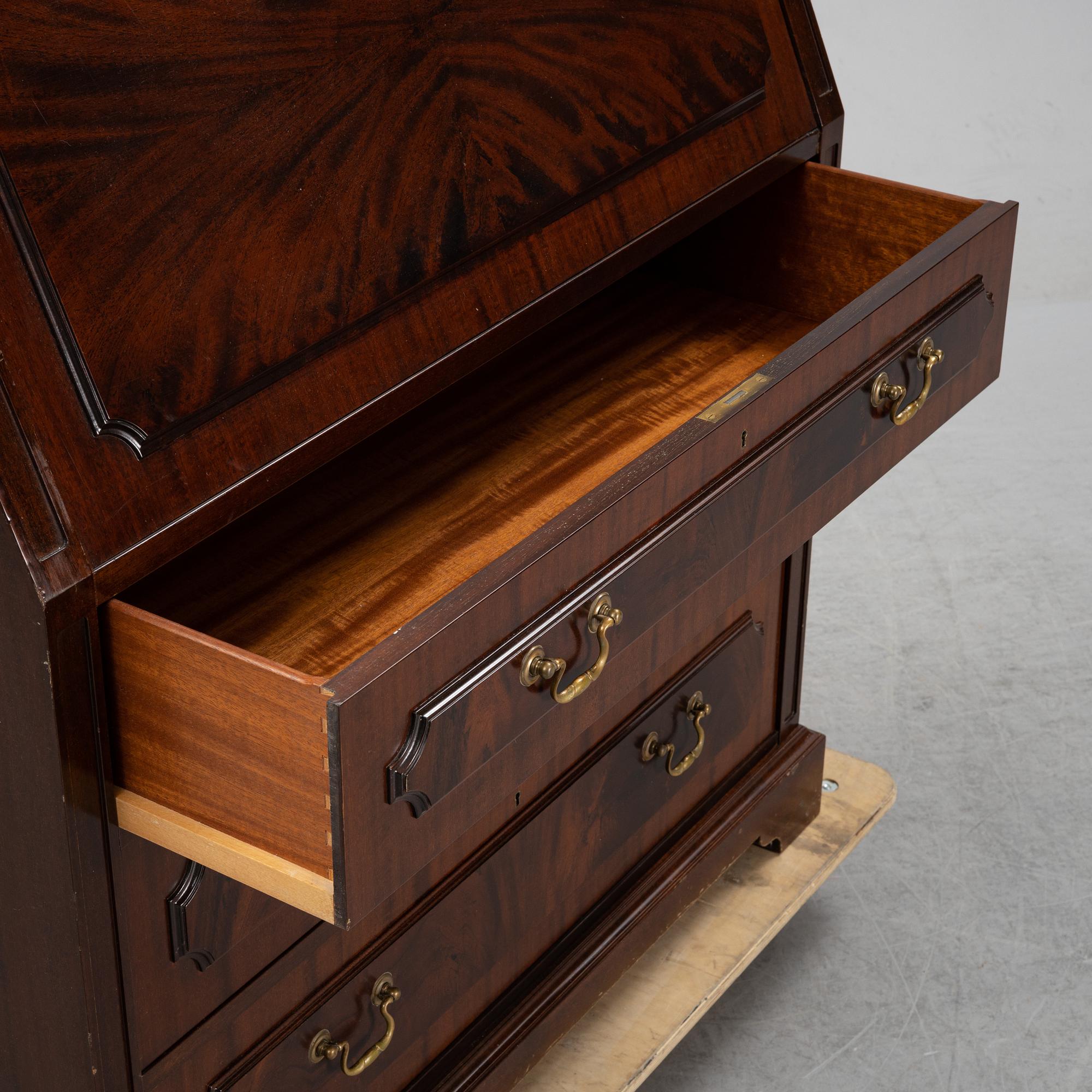 Skrivskåp med vitrinöverdel,  1900-talets andra hälft.