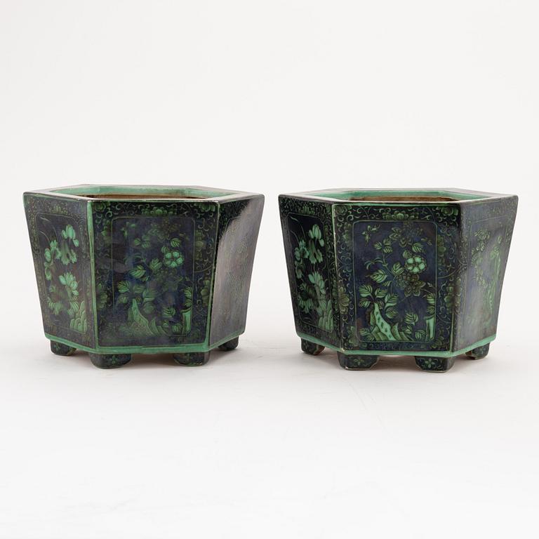 A pair of enamelled flower pots, China, late Qing dynasty, circa 1900.