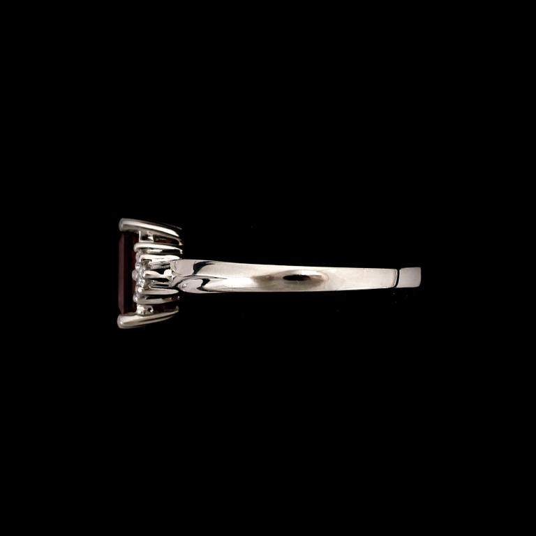 RING, 14k vitguld med rektangulär fasettslipad rosa turmalin ca1,98ct och briljantslipade diamanter tot ca0,21ct.