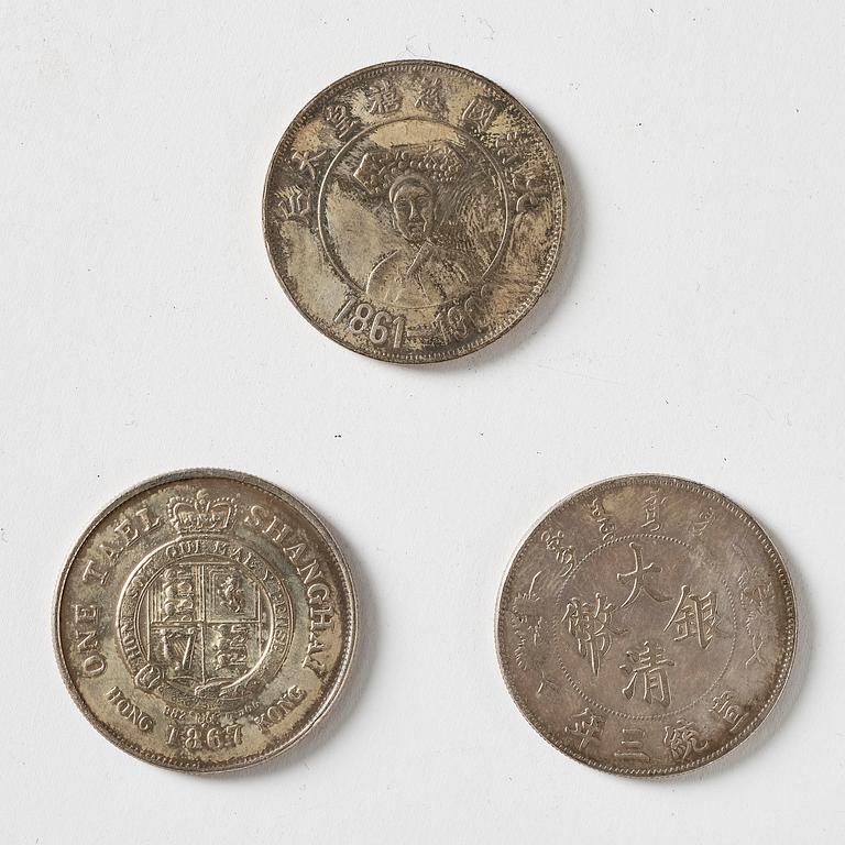 A group of three Chinese coins, Qing dynasty. Weight 69.2 gram.