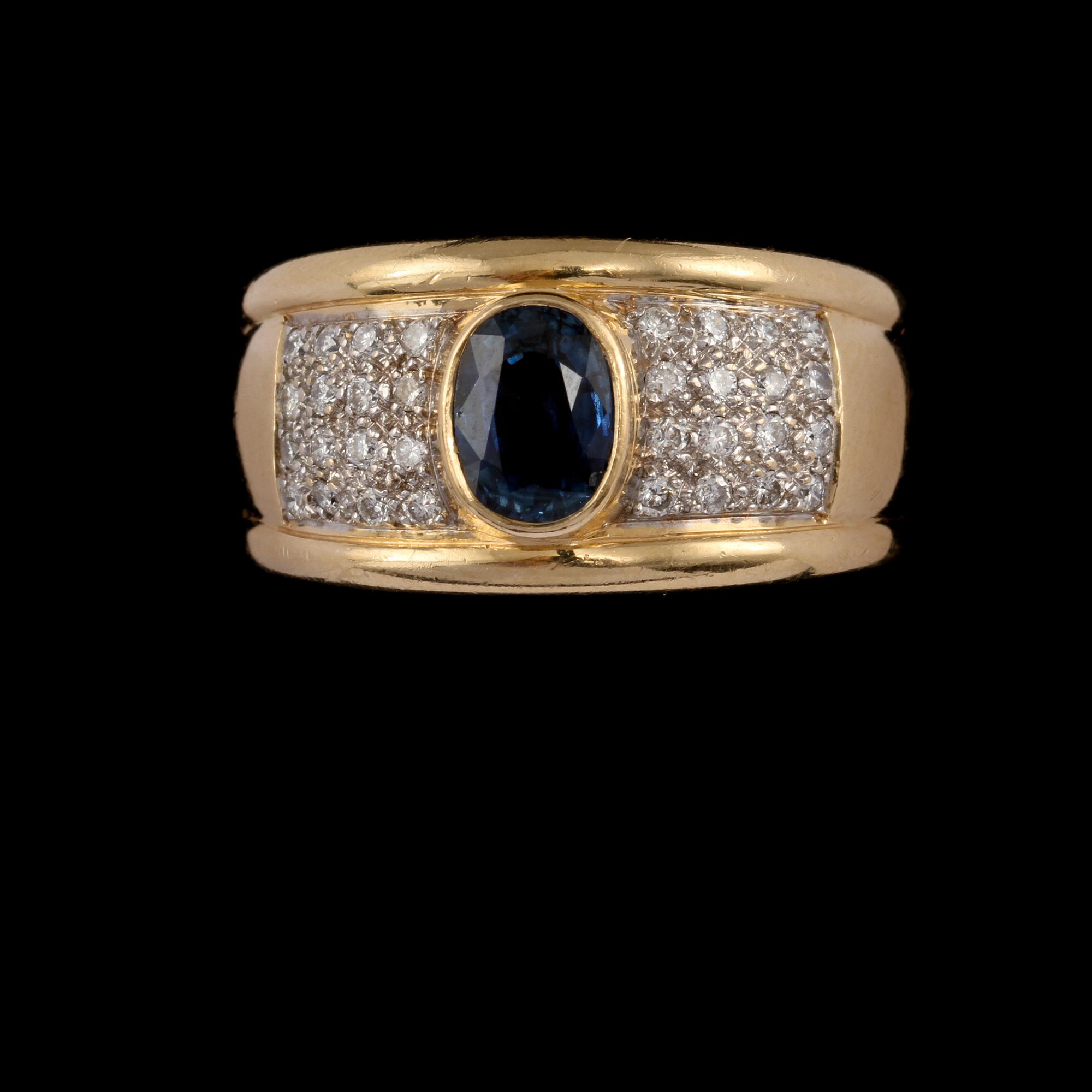 RING, 18k guld med ovalslipad blå safir och briljantslipade diamanter, ca 0.32 ct, utländska stämplar.  Vikt 8 g.