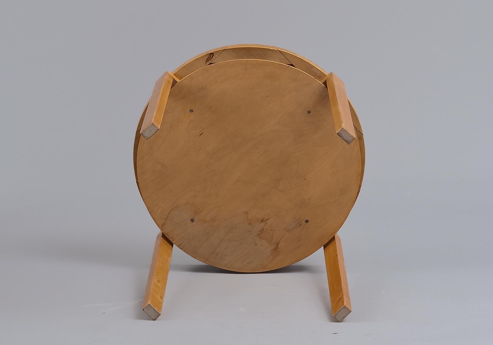 Alvar Aalto, A TABLE.