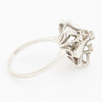 Ring in 18K white gold set with round brilliant-cut diamonds.