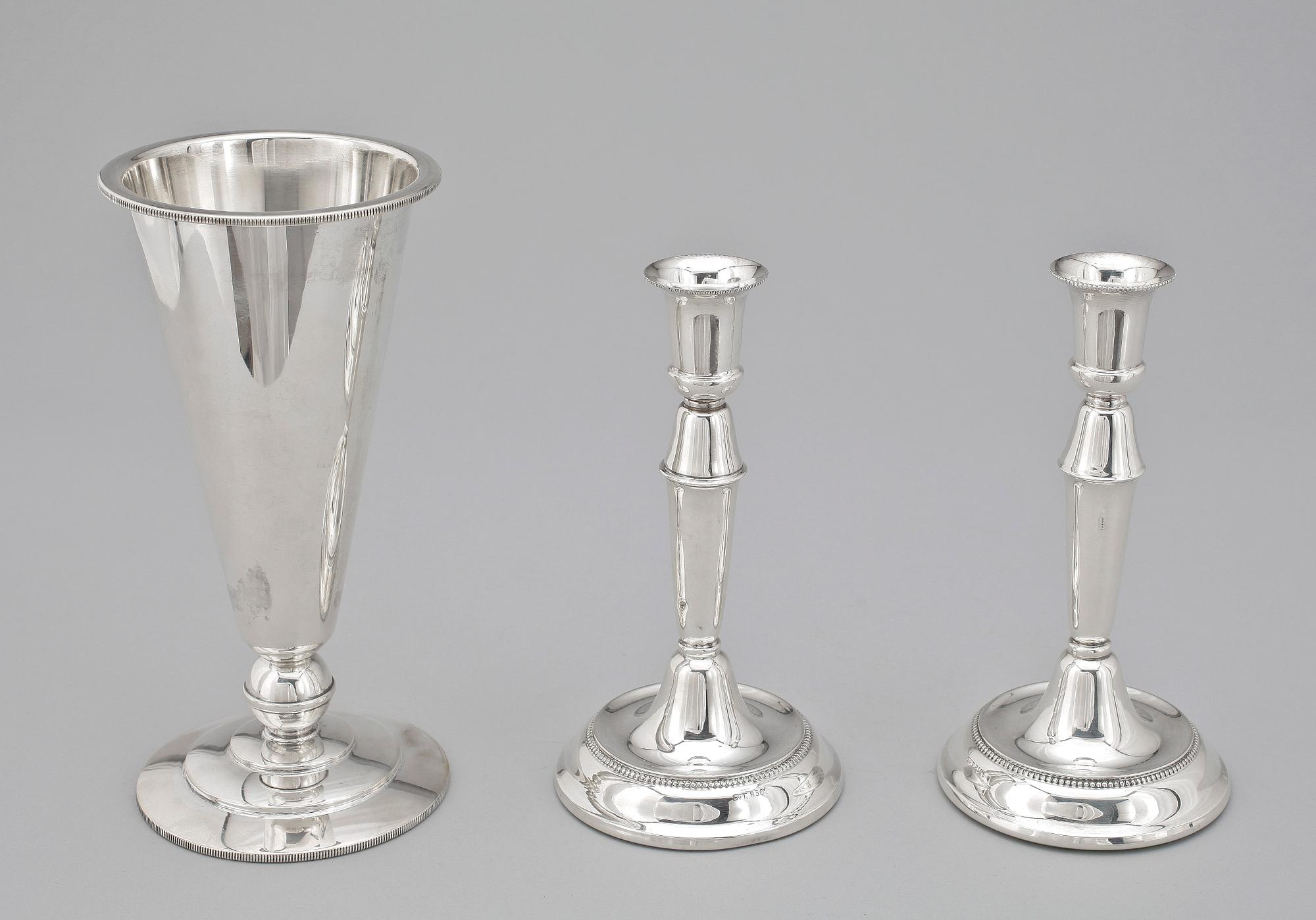 VAS samt LJUSSTAKAR, ett par. Silver.