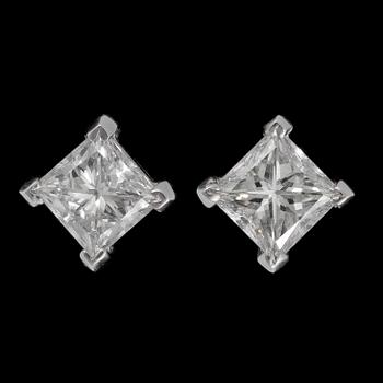 1261. A pair of princess cut diamonds, tot. 1.46 cts.