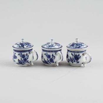 CREMEKOPPAR, porslin, Kina, 1700-tal.