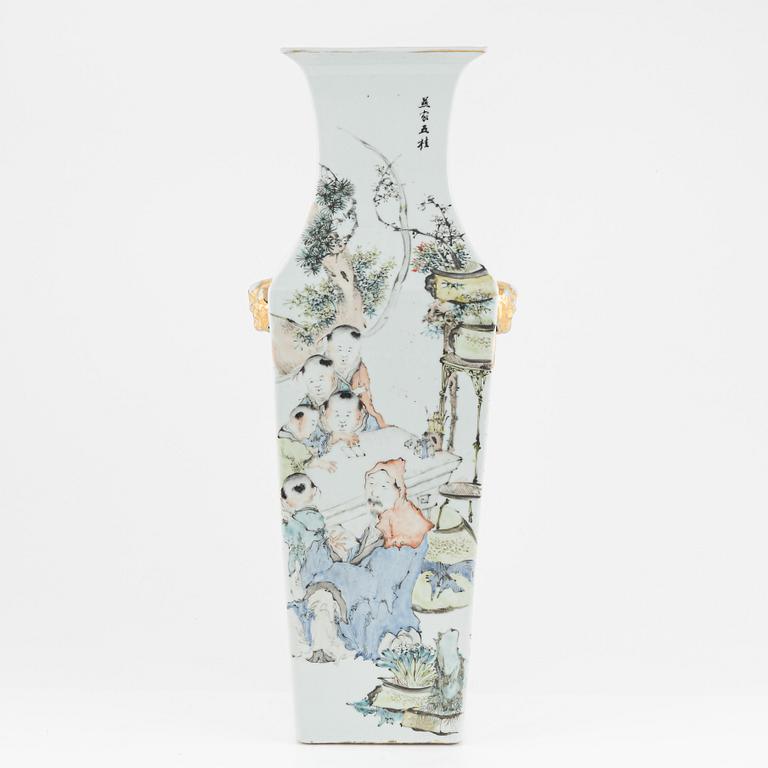 A Chinese porcelain vase, early 20th Century.