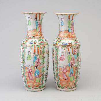 Two Chinese porcelin vases, circa 1900.