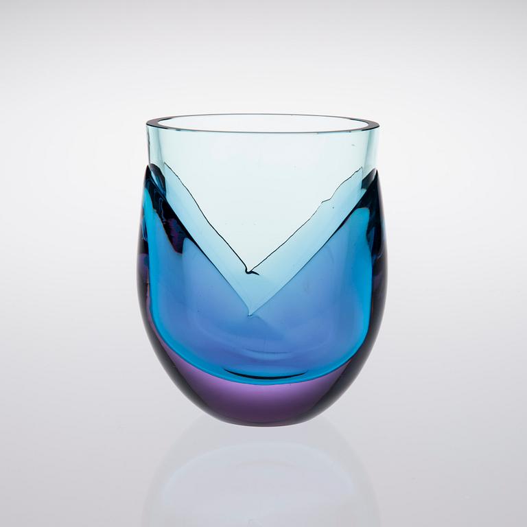 VAS, glas, "Kukka N 518", (Blomma) Heikki Orvola, signerad Nuutajärvi Notsjö, 1970-tal.