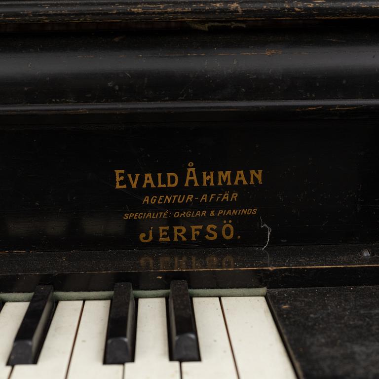 SJÄLVSPELANDE PIANO, J.P. Nyströms Orgel & Pianofabrik, Karlstad.