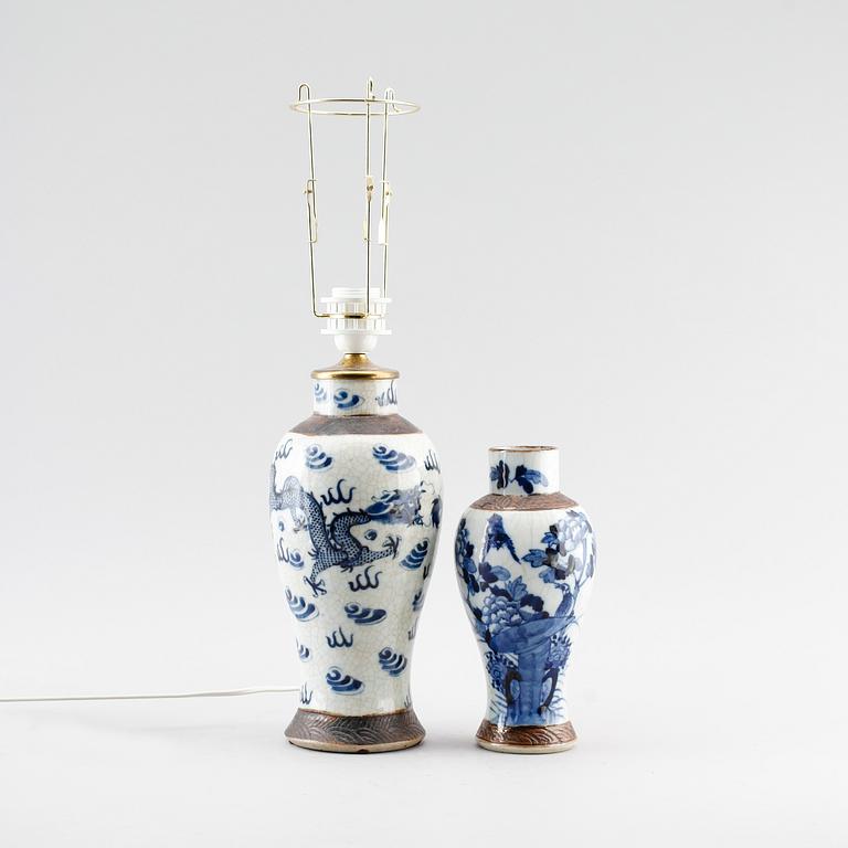 BORDSLAMPA samt VAS, porslin, Kina, 1900-talets första hälft.