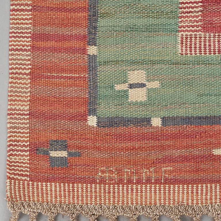 Märta Måås-Fjetterström, A carpet, "Röda Bårdmattan", med grönt, flat weave, ca 292-293 x 194-200,5 cm, signed AB MMF.