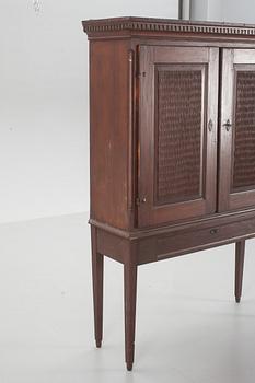 SKÅP, sengustavianskt, omkring 1800.