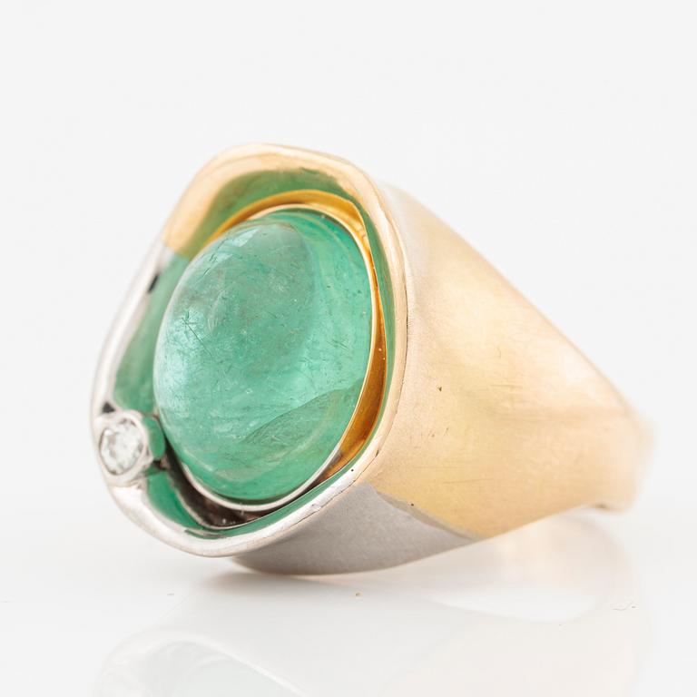 Ring in 18K gold and white gold with a cabochon-cut emerald and a brilliant-cut diamond.