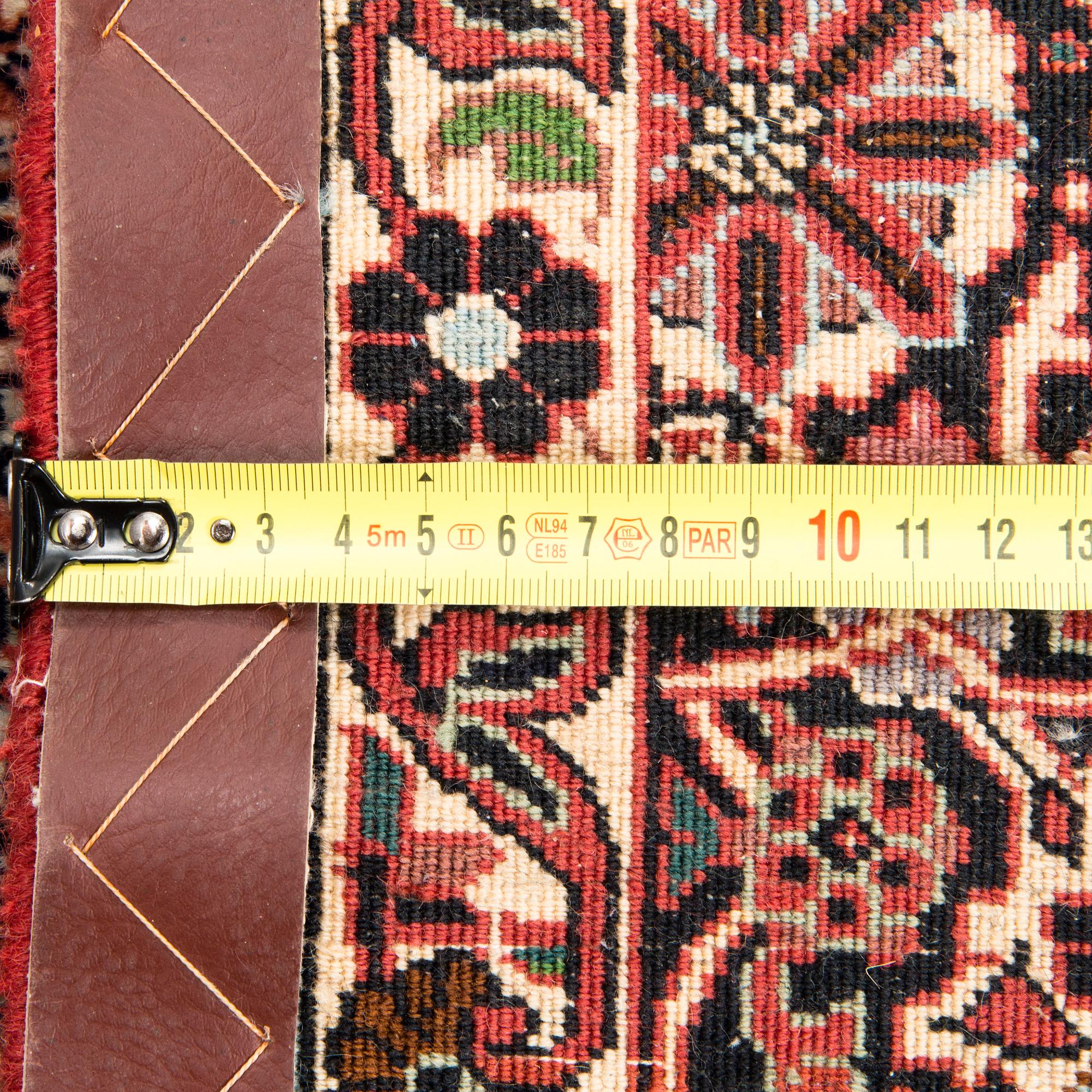 An oriental 'Bidjar' carpet. Circa 254x204 cm.