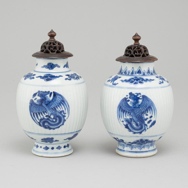 TEKRUKOR, ett par, porslin. Qingdynastin, Kangxi (1662-1722).